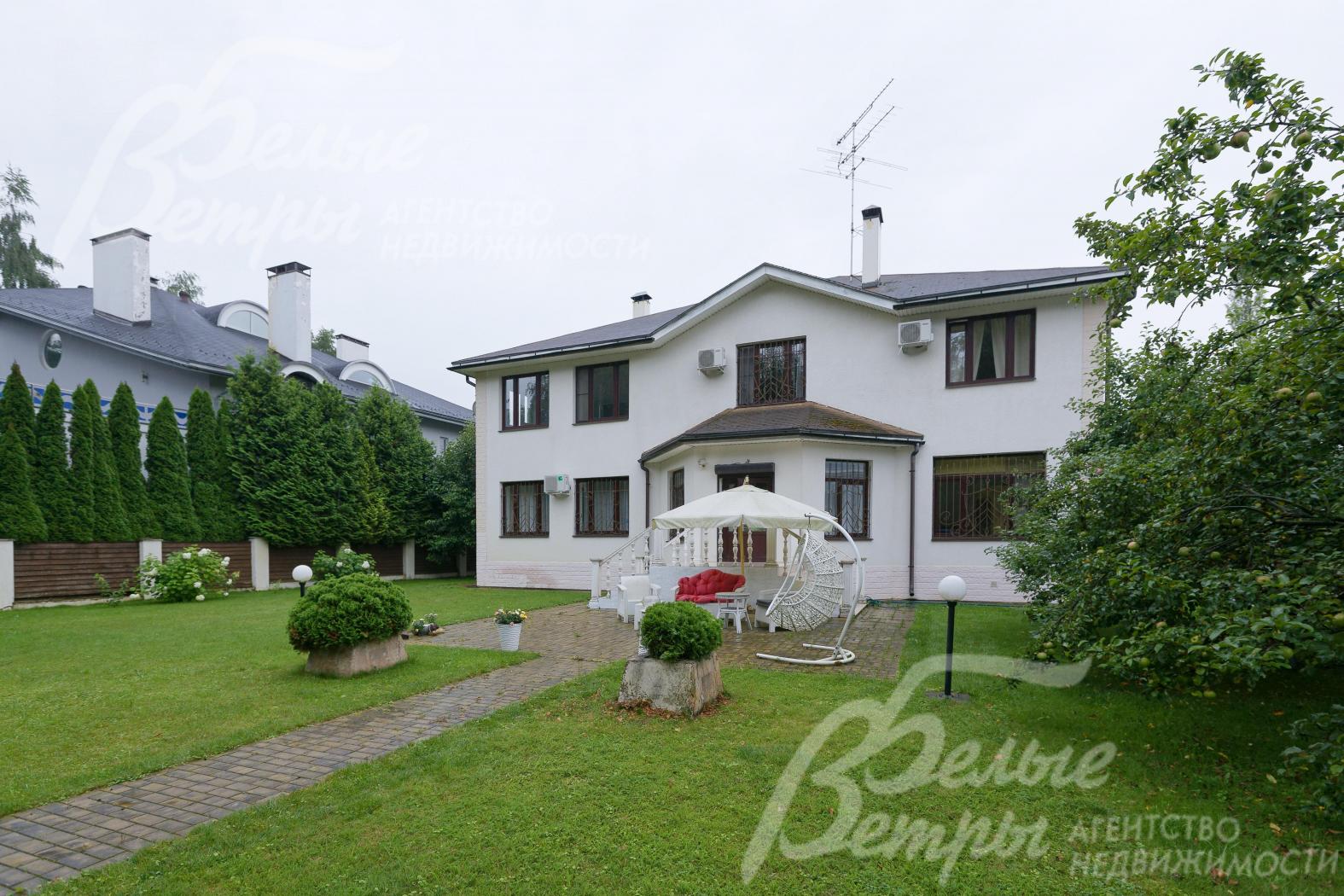 Элегантный меблированный кирпичный дом в стиле фьюжн