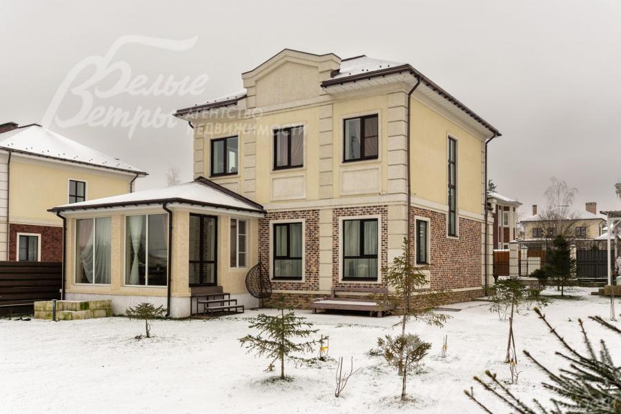 Кирпичный двухэтажный дом полностью готов к заселению: можно заезжать и жить