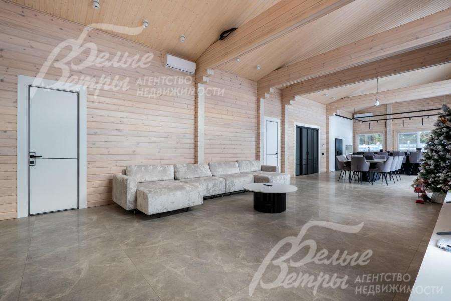 Установлены белые двери с чёрной алюминиевой окантовкой и чёрной фурнитурой, деревянные подоконники из лиственницы