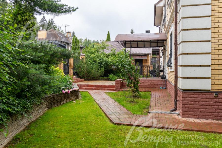 Дорожки на участке уложены плиткой