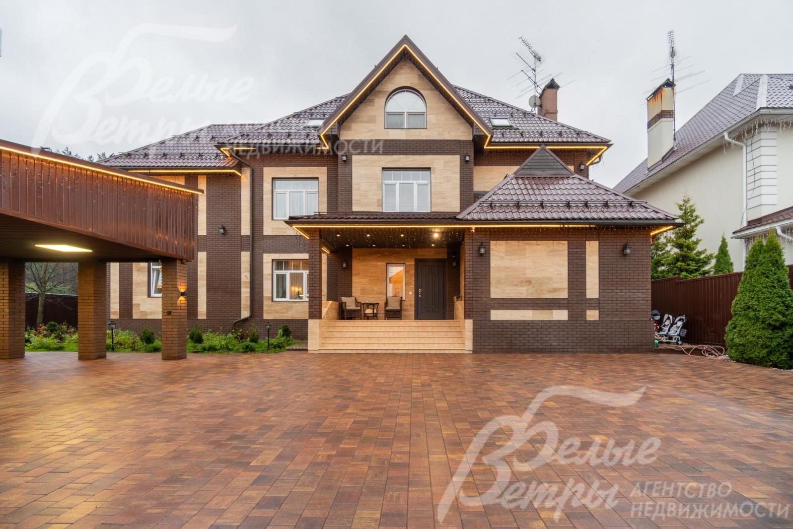 Меблированный кирпичный дом в стиле современной классики, отделанный итальянским керамогранитом и керамическим кирпичом