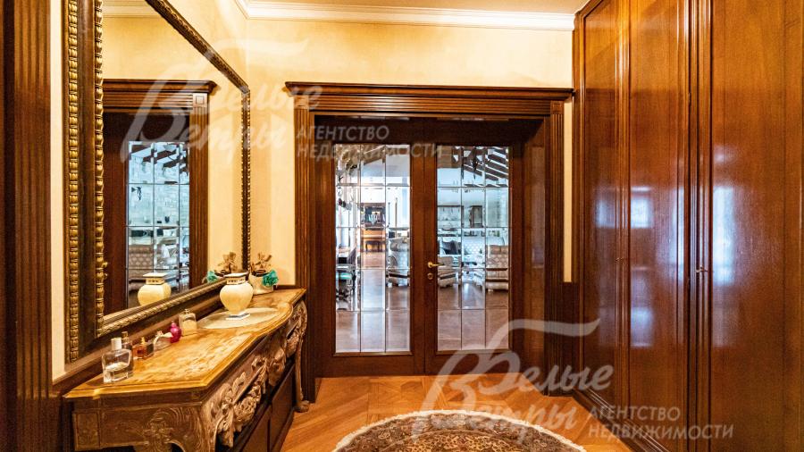 Из прихожей попадаем в гостиную