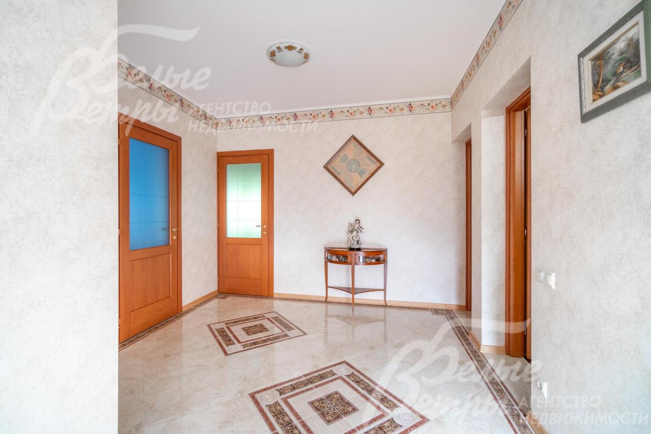 На втором этаже 4 спальни и санузел