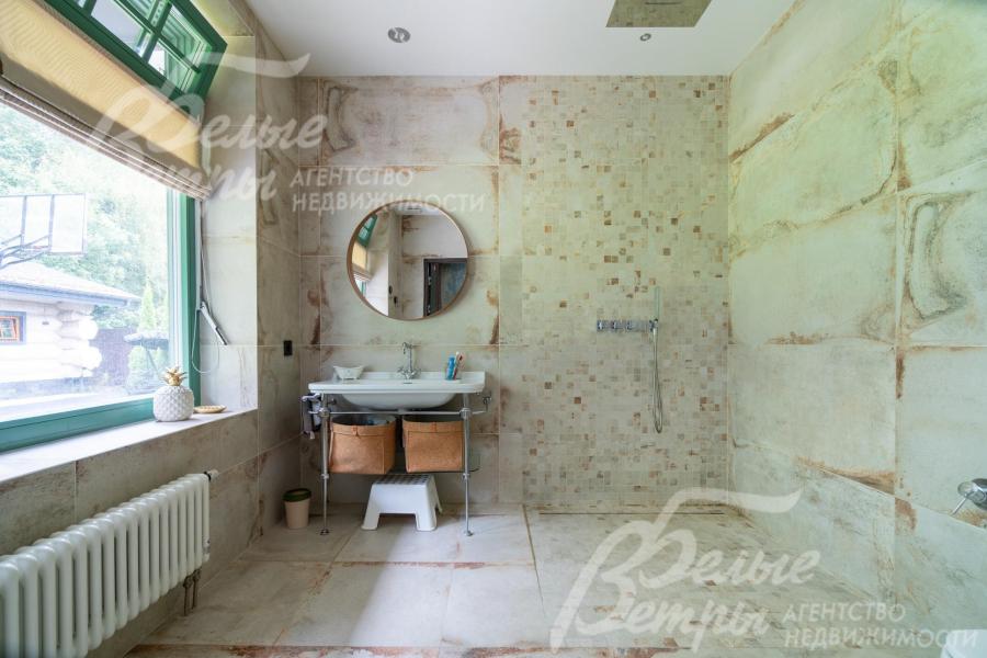 Санузел мастер-спальни с большим окном