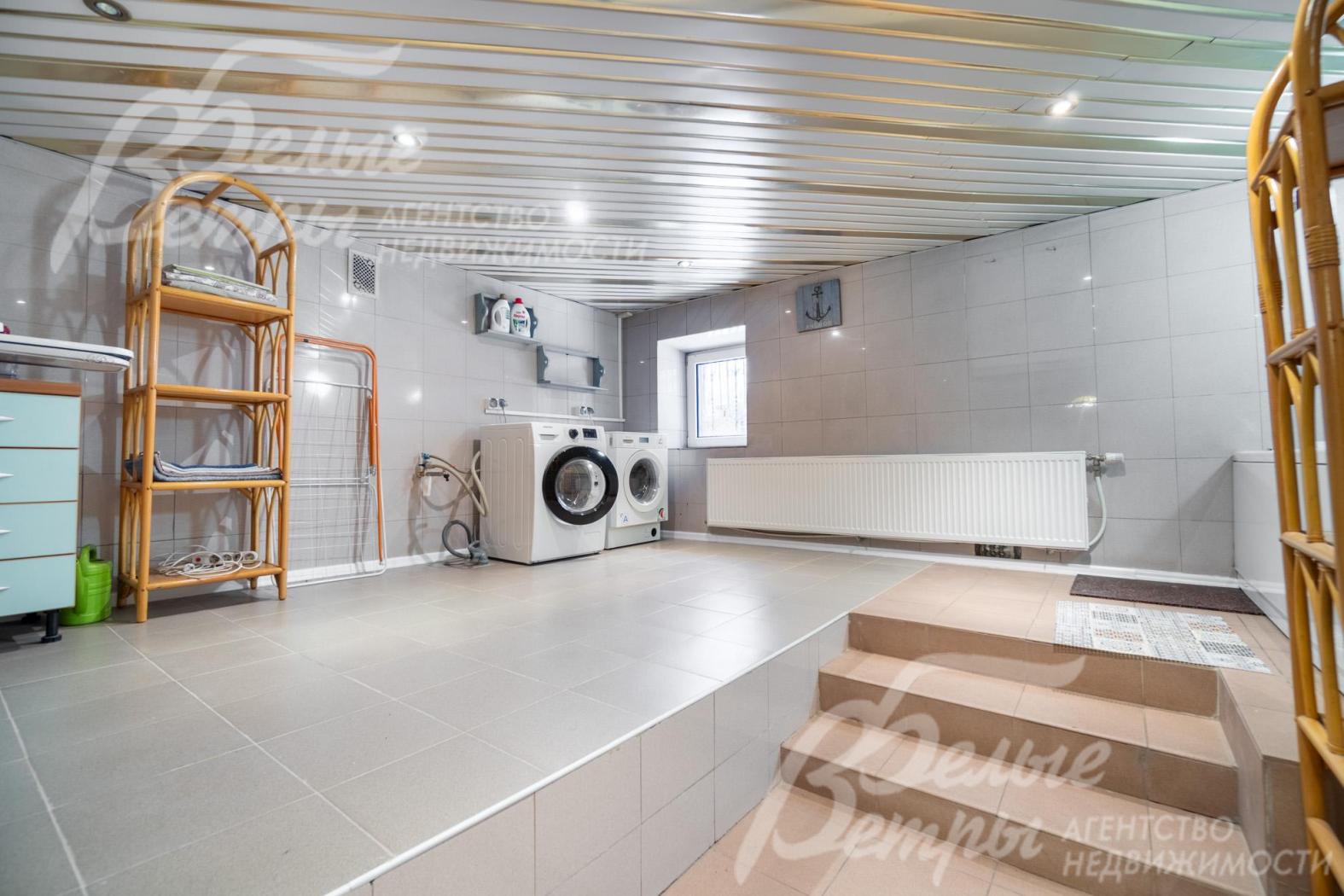 На цокольном этаже находится просторная постирочная, совмещённая с душевой с джакузи