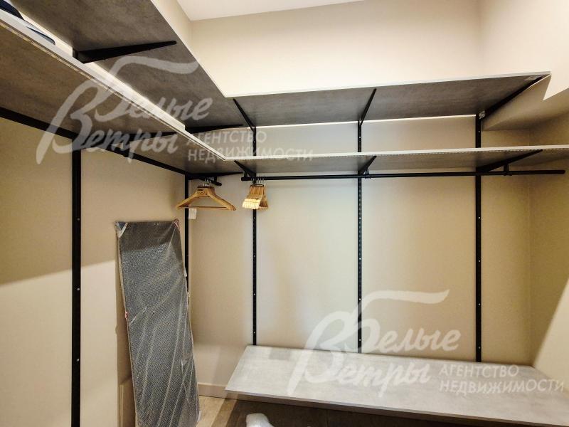 Гардеробная на первом этаже.