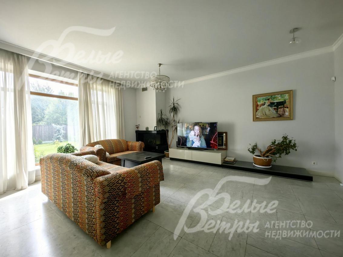 Панорамные окна в пол в гостиной