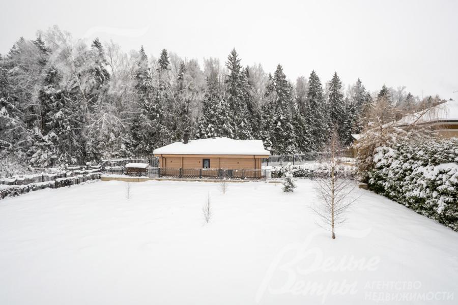 Дом стоит на просторном ровном участке, сзади и слева примыкающем к лесу