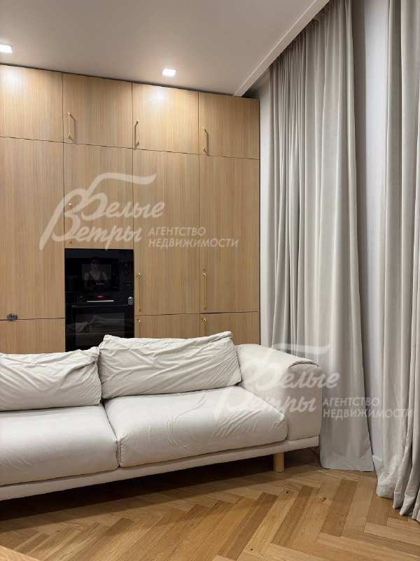 Высота потолка на первом этаже - 3.05 м