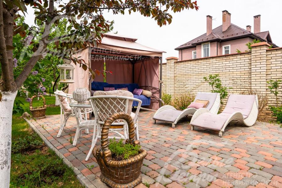 Благоустроенная зона отдыха на участке