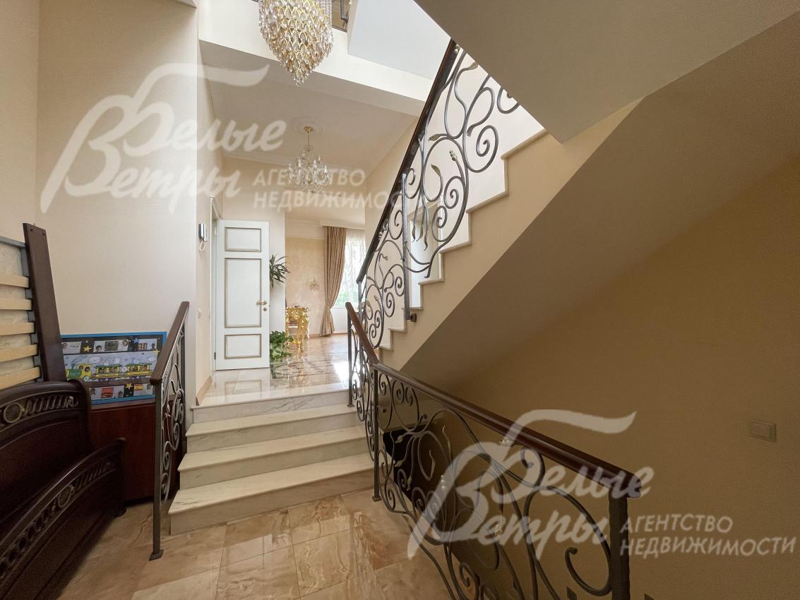 Холл первого этажа