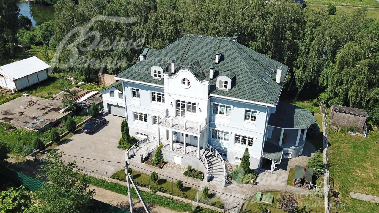 Усадьба в неоклассическом стиле в аренду площадью 900 кв.м в поселке Иваньково