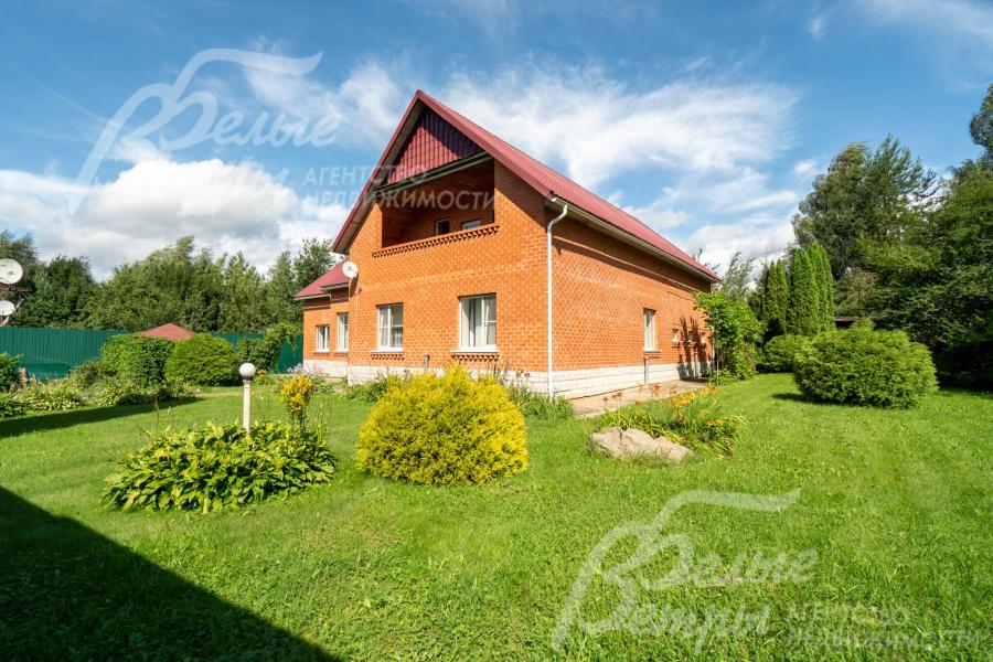 Добротный дом в классическом стиле 430 кв.м в обжитой коттеджной застройке