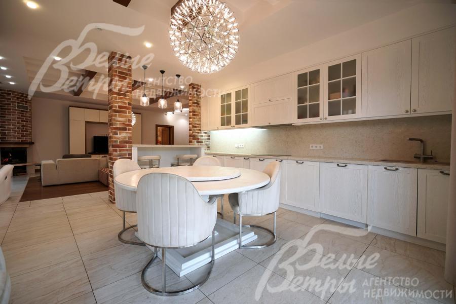 На кухне установлен гарнитур, созданный по индивидуальному проекту