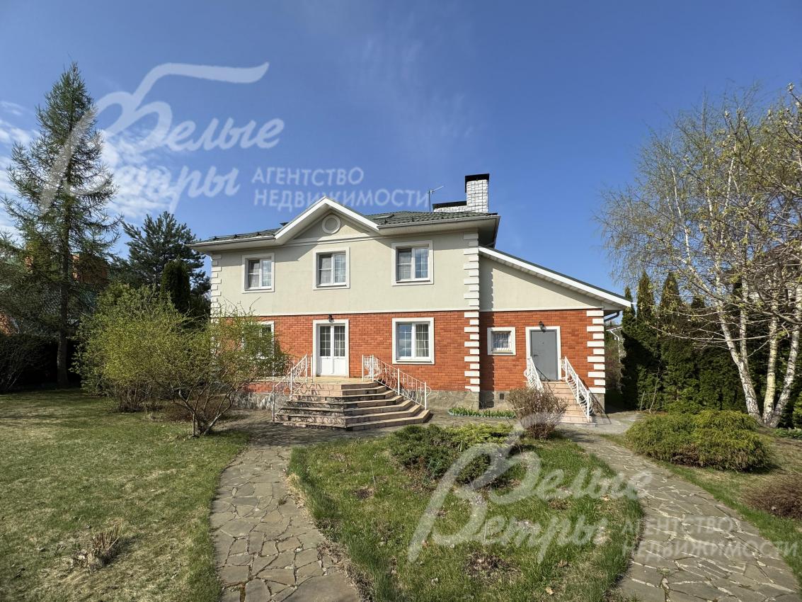 Дорожки вымощены диким камнем