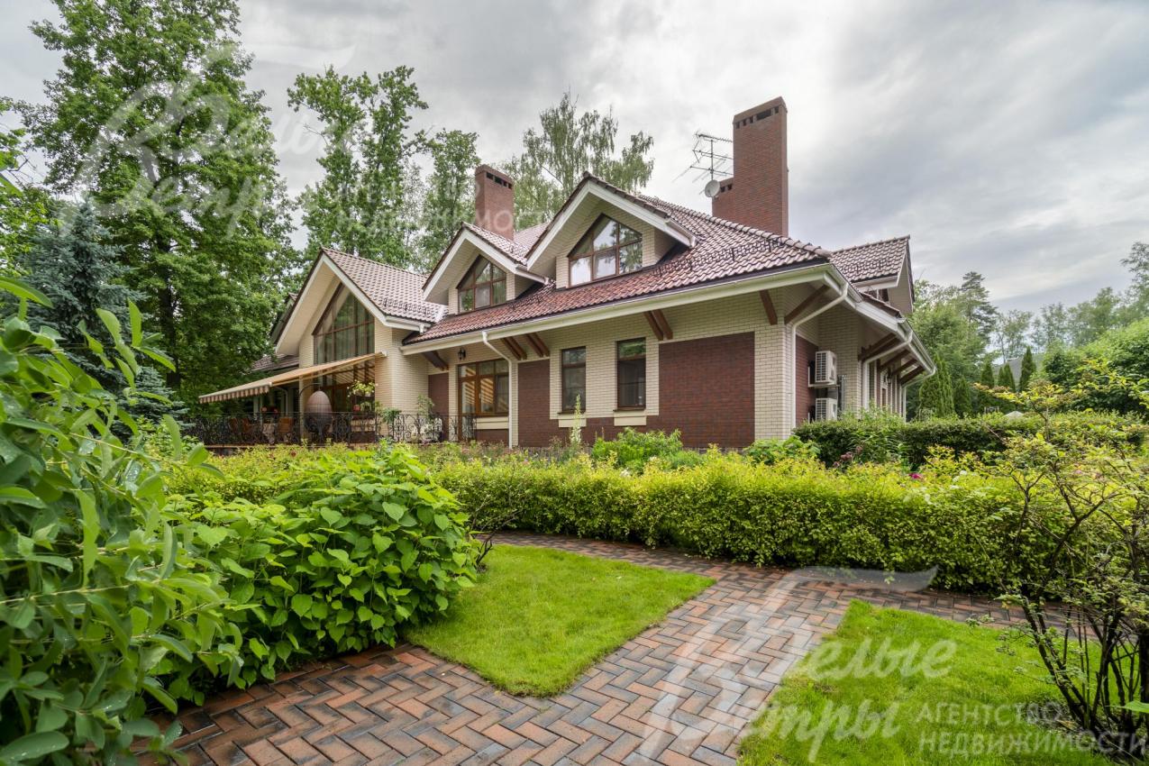 Дом стоит на просторном участке площадью 28,6 соток