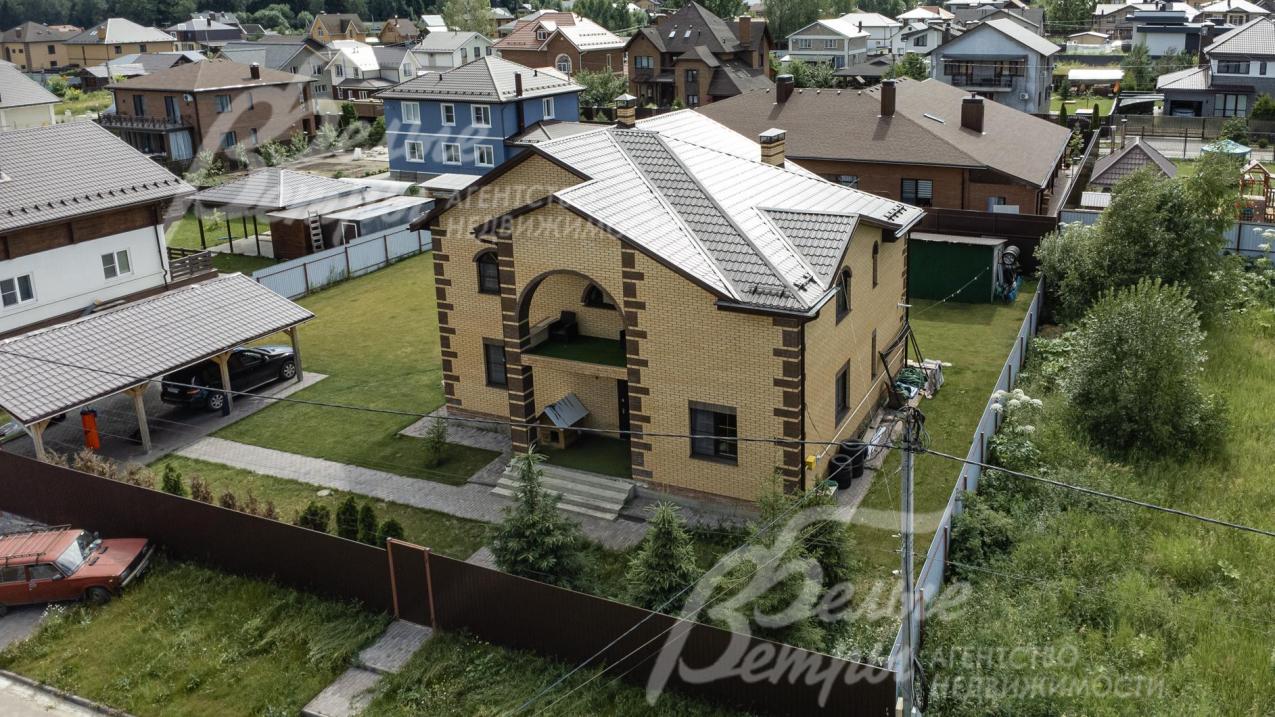 Участок огорожен забором из металлопрофиля + ворота откатные электрические