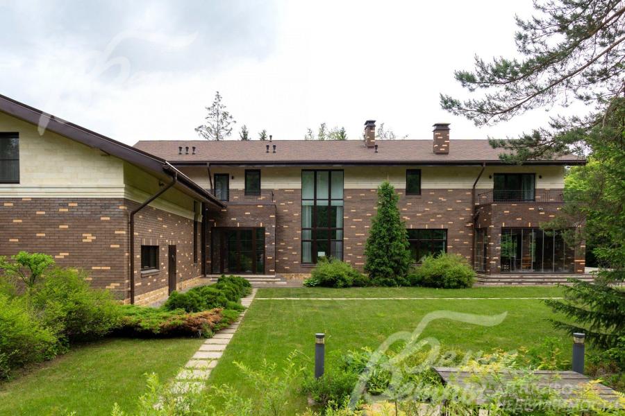 Меблированная усадьба на лесном участке 30 соток в коттеджном поселке ВИК на Киевском шоссе