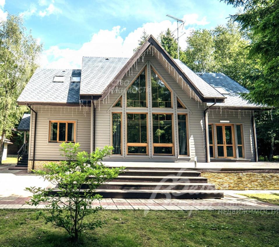 Экодом из бруса в стиле классики деревянного домостроения на большом лесном участке