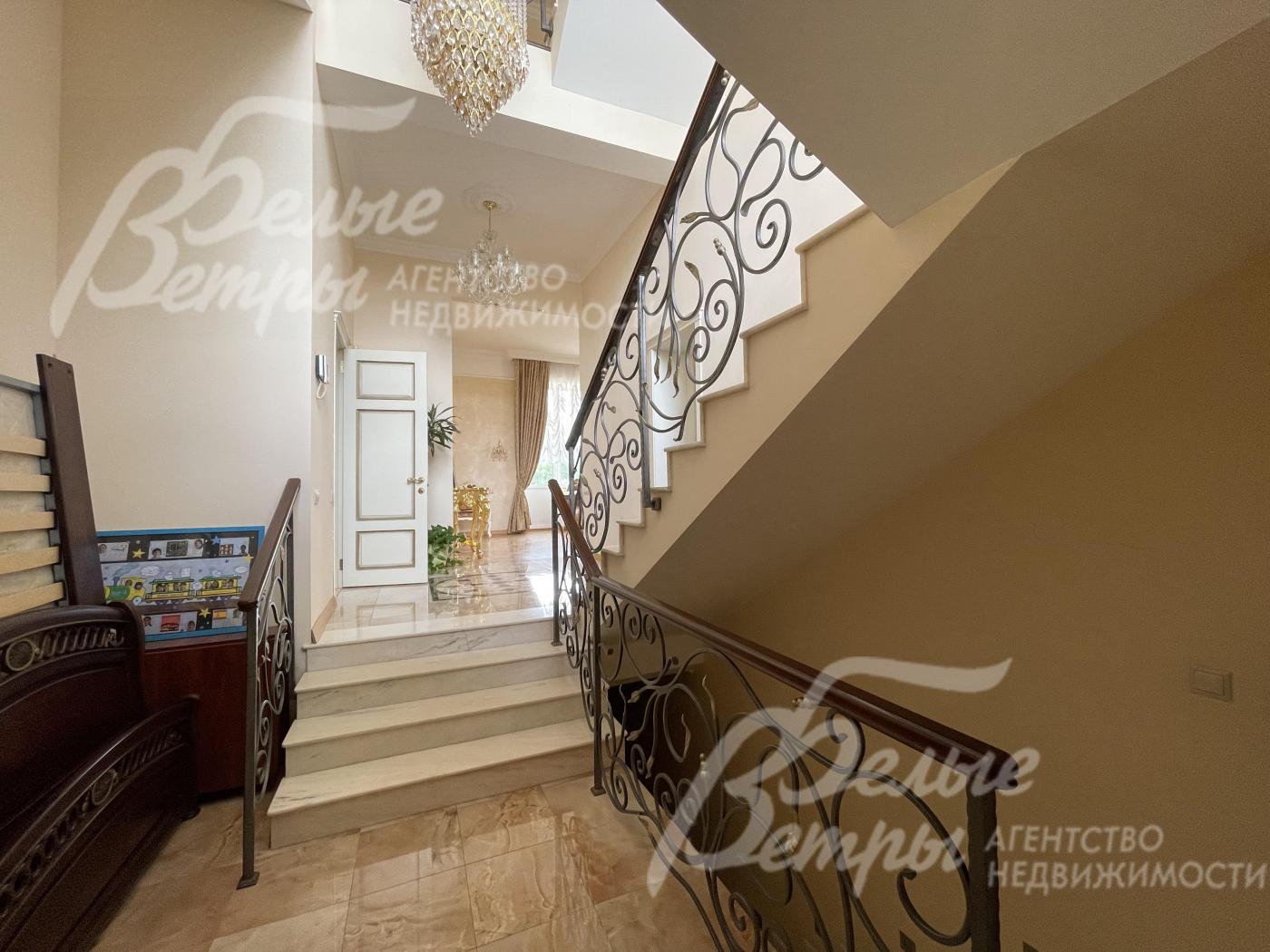 Холл первого этажа