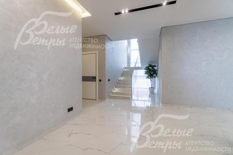 Отделка полов: 1 этаж - широкоформатный керамогранит (имитация мрамора, пр. Италия)