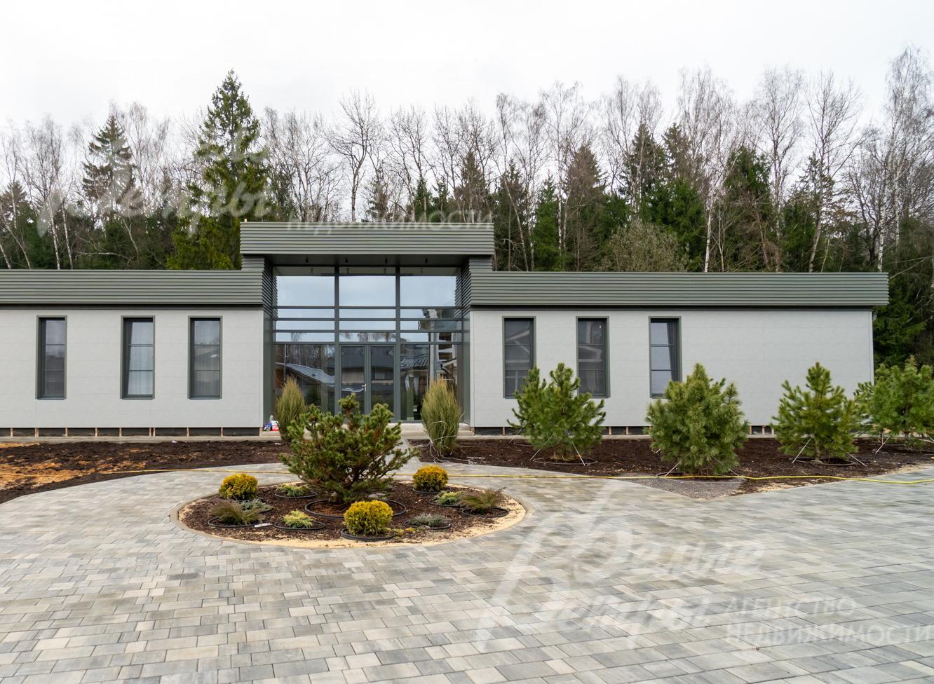 Стильный современный одноэтажный дом, построенный по индивидуальному проекту