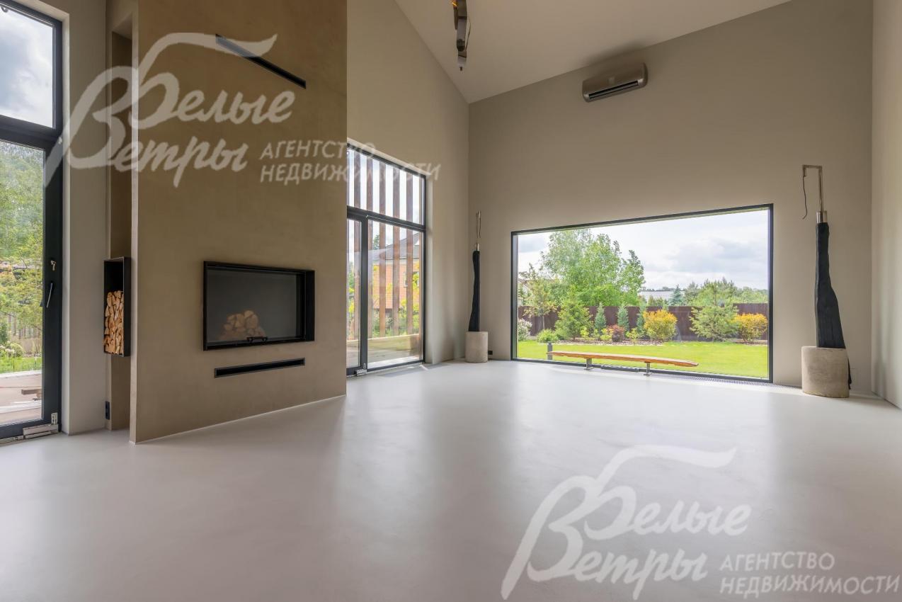 Потолки в гостиной 5.6 - 7.6 метров.