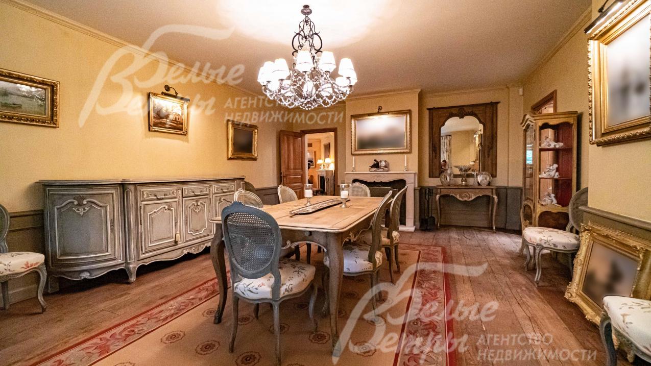 В столовой с камином обеденная группа от известных итальянских мебельщиков