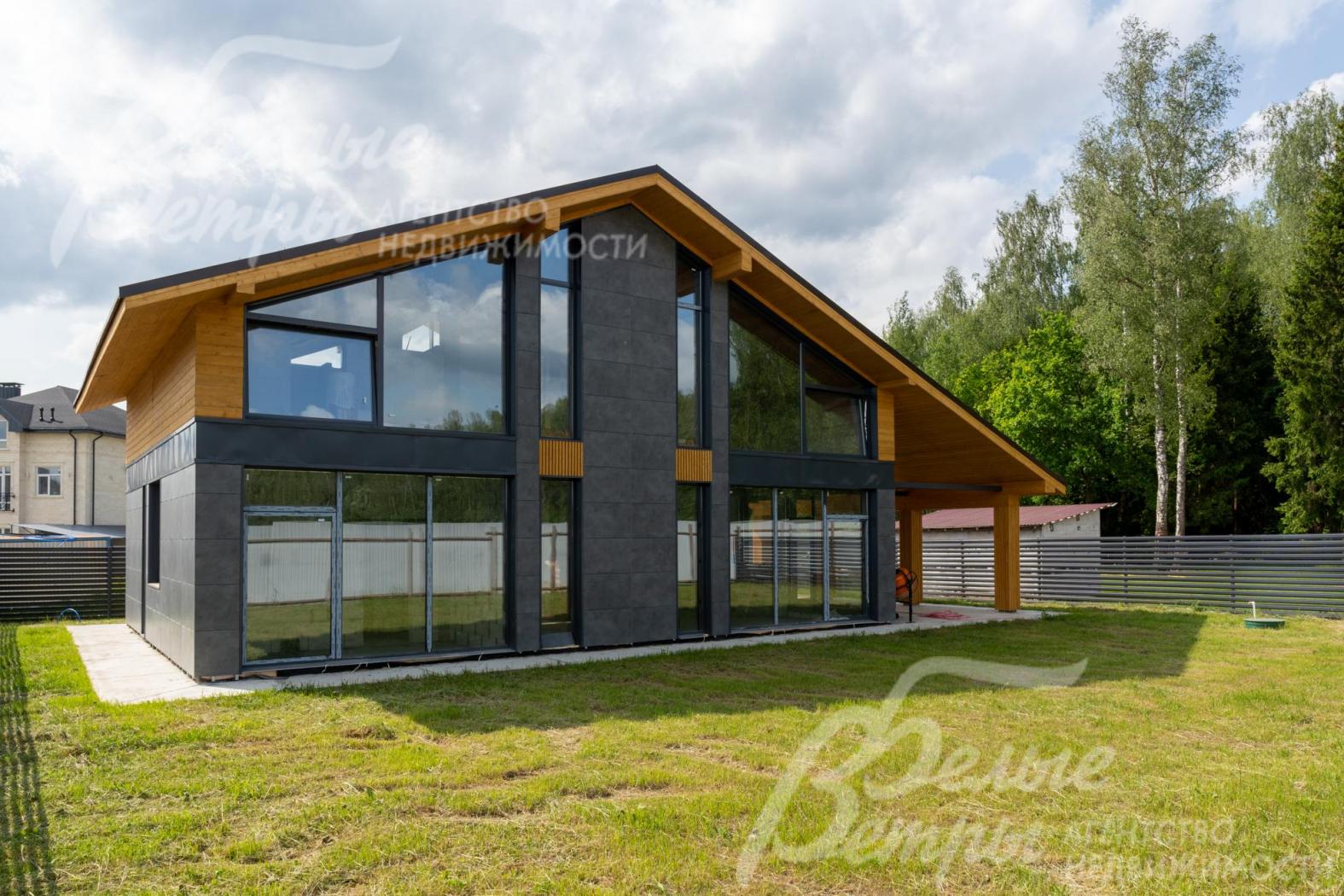 Новый дом площадью 248 кв.м в обжитом коттеджном поселке Цветочный. 