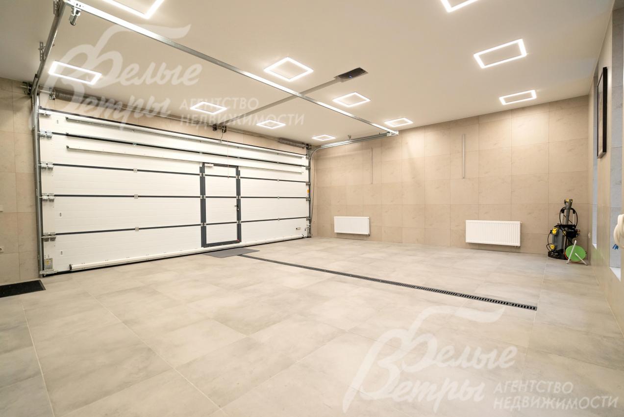 В доме - тёплый светлый гараж на 2 автомобиля