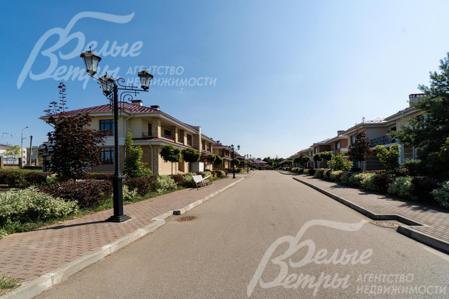 Широкие асфальтовые дороги и тротуары из брусчатки в поселке Николинские ключи Резиденция