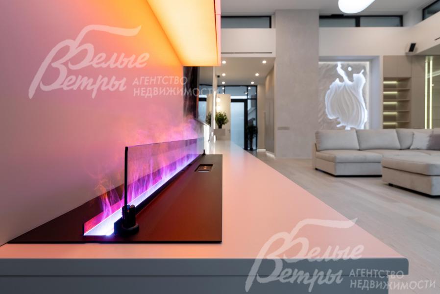 Гостиную украшает стильный биокамин с линейным порталом