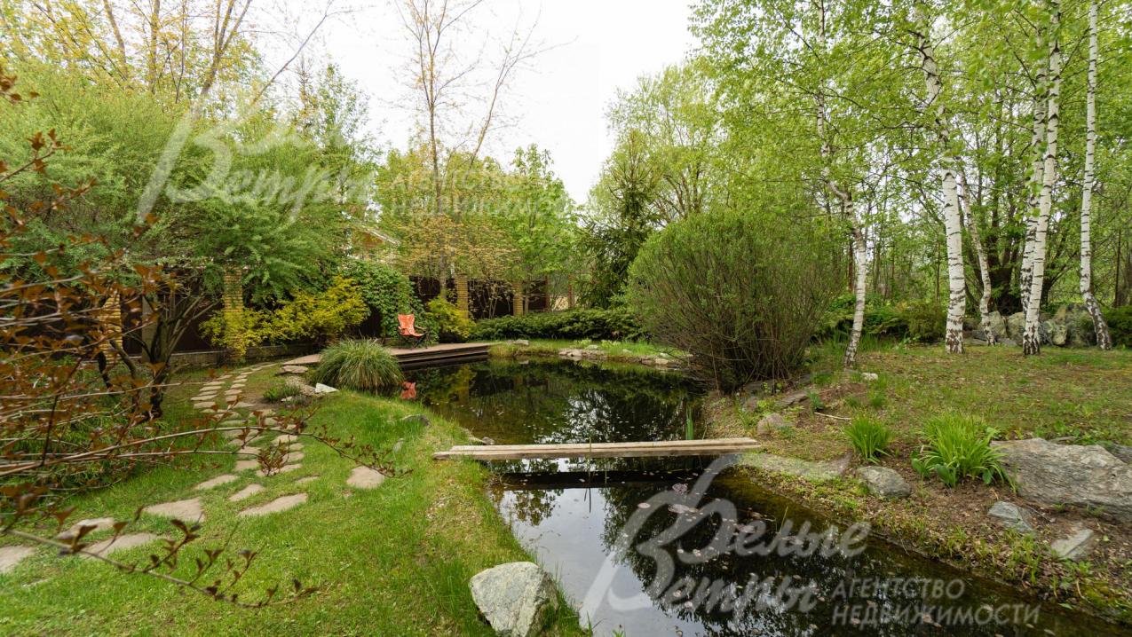 Ровный участок с искусственным озером