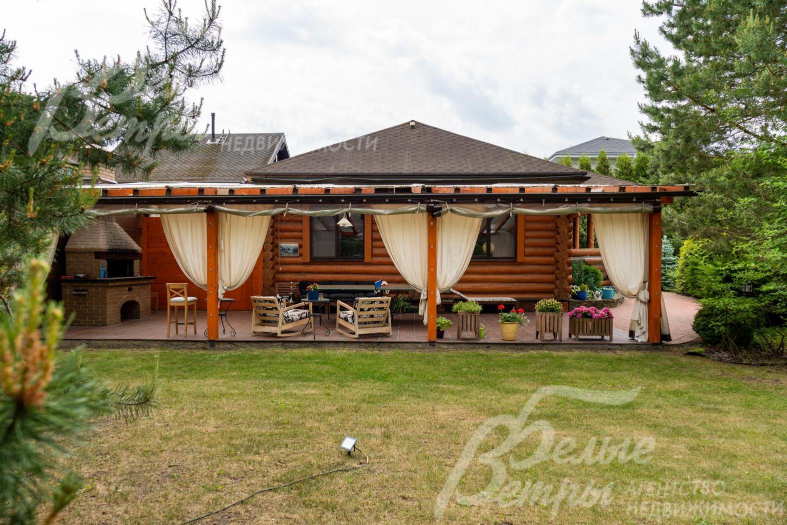 В доме - терраса и зона барбекю с мягким остеклением.