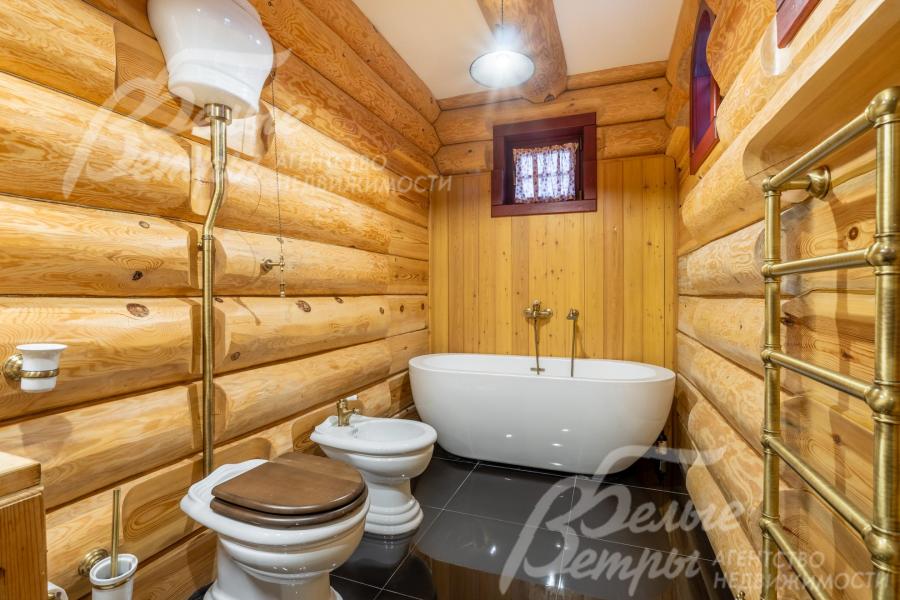 В санузлах - фаянс белого цвета, латунные или имитирующие латунь краны, душевые стойки, полотенцесушители, держатели полотенец