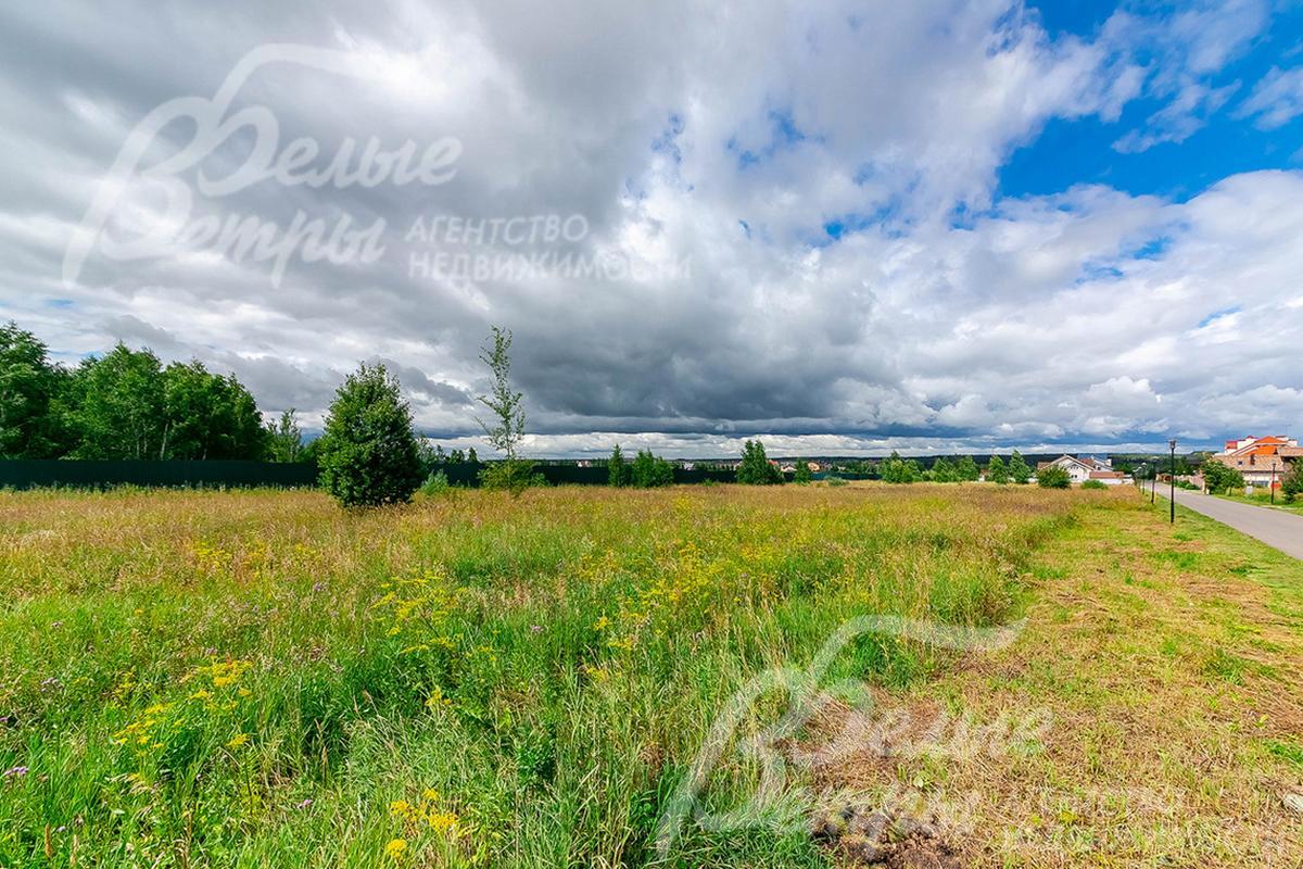 Земельный участок на живописной территории обжитого элитного коттеджного посёлка