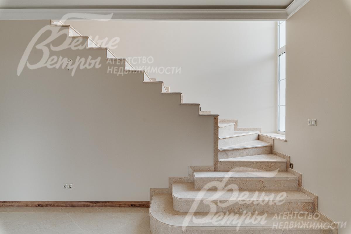 Широкая лестница из мрамора бежевого цвета с боковой нижней подсветкой