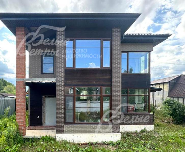 Новый дом, построен в стиле современной классики с большой площадью остекления фасада 