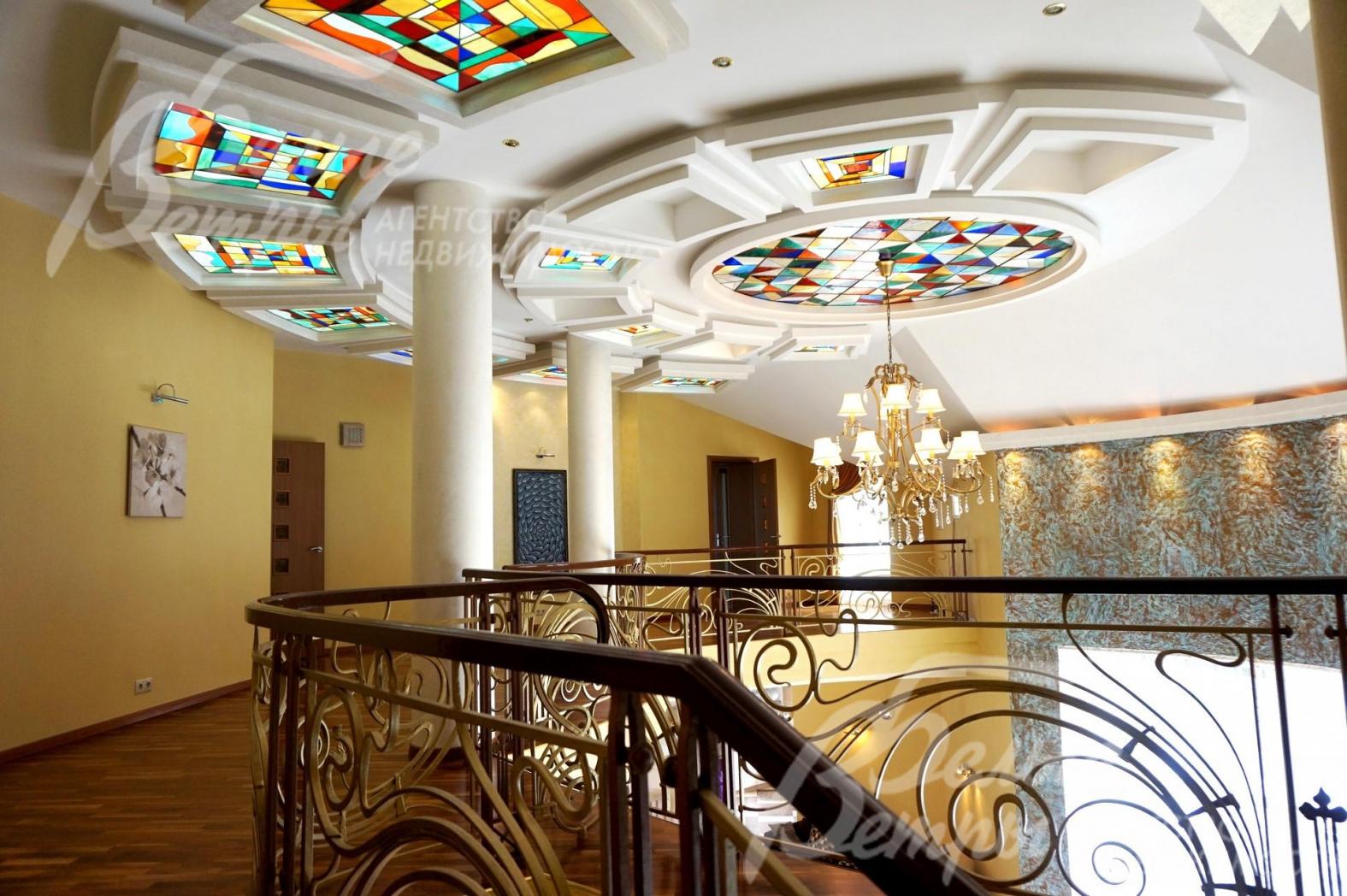 Холл 2го этажа с красивой лестницей.