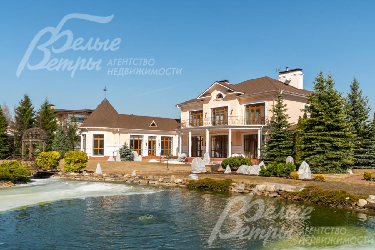 Пруд зарыблен: в нём обитают белый амур, толстолобик и декоративные карпы. Рядом стоит декоративная ротонда