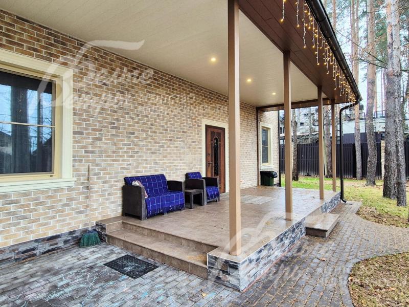 Одна из террас дома