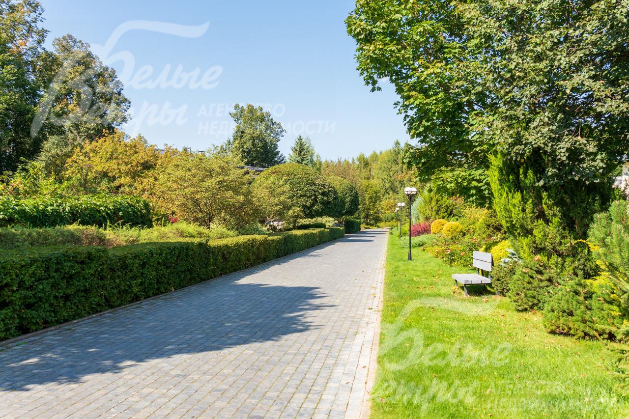 Прогулочные зоны в поселке с лавочками и освещением.