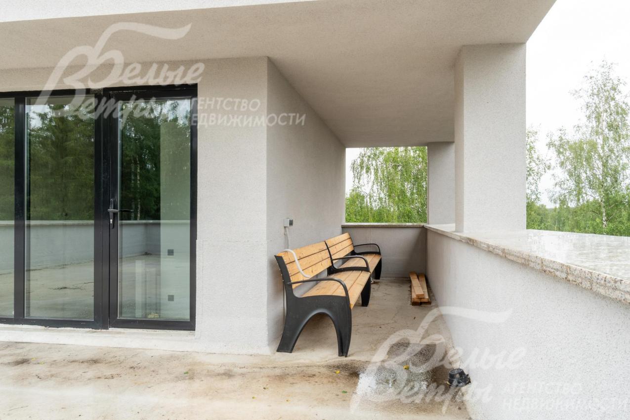 На кровле установлены лавочки - открывается вдохновляющий вид на лес