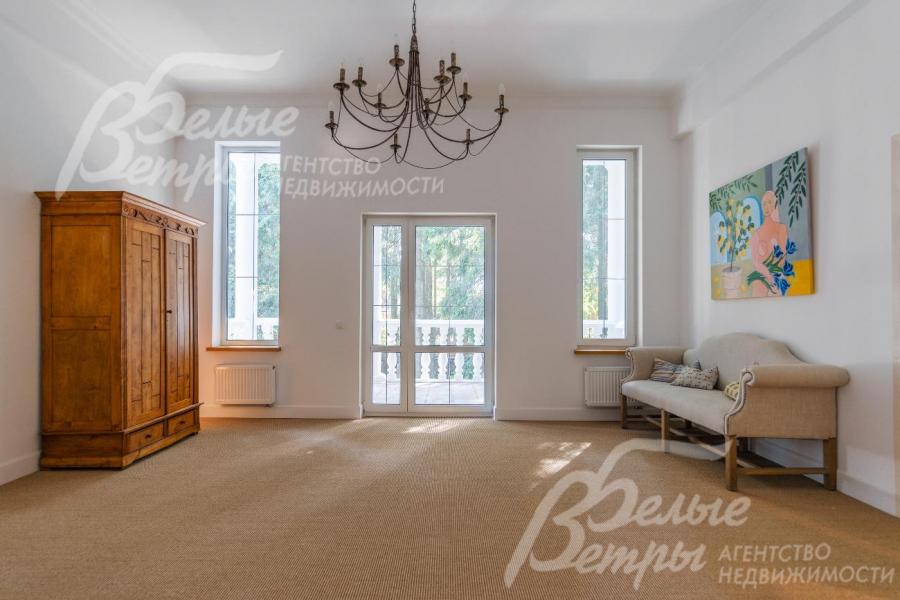 Холл с выходом на балкон