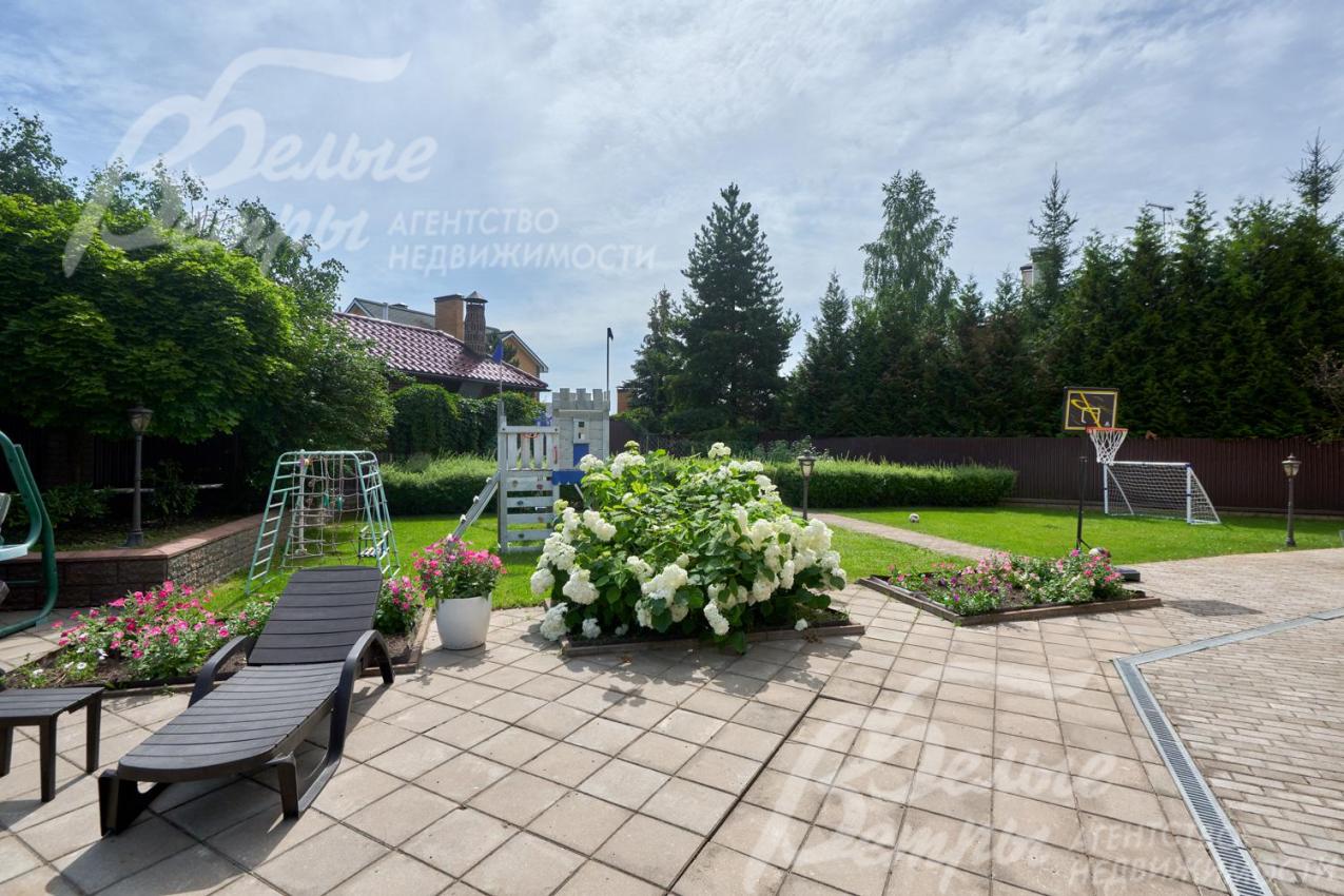 Дорожки и зоны отдыха вымощены плиткой, есть цветочные клумбы и шезлонги