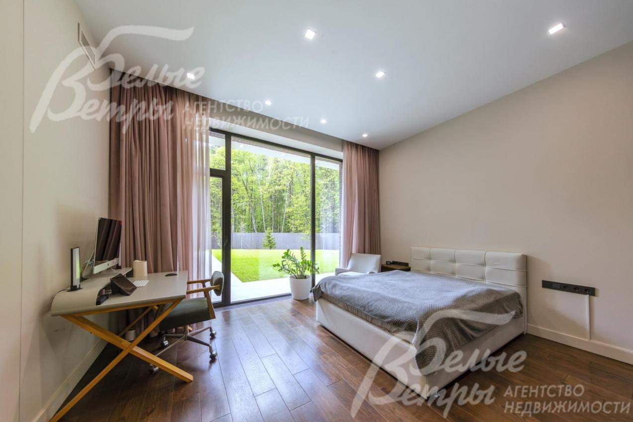 В доме 4 спальни со своими санузлами.