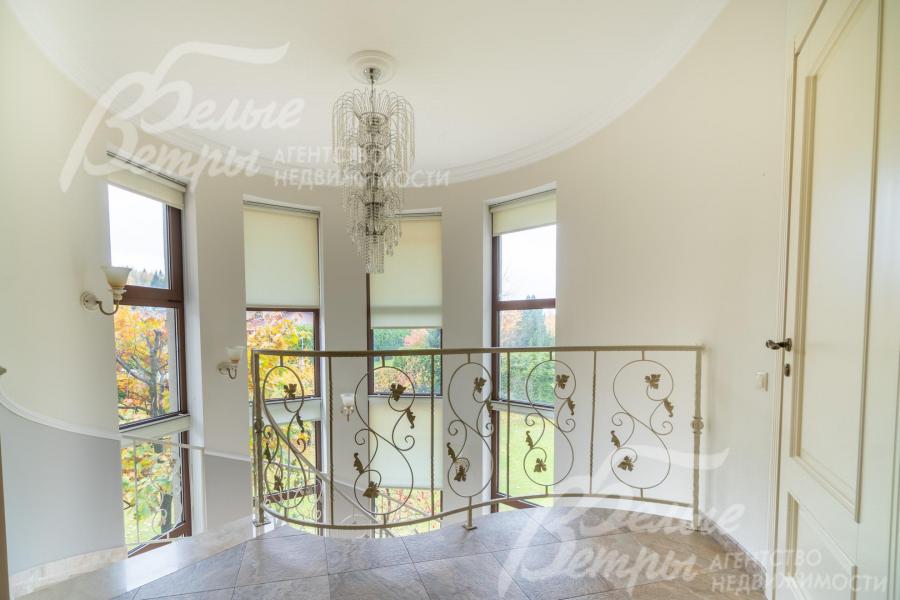 На лестничном пролёте - многоуровневый эркер с четырьмя протяжёнными окнами простирающимися в два этажа