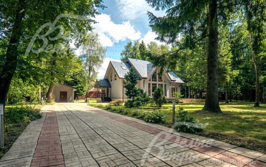 На участке вековые деревья, но также выполнен ландшафт, есть освещение