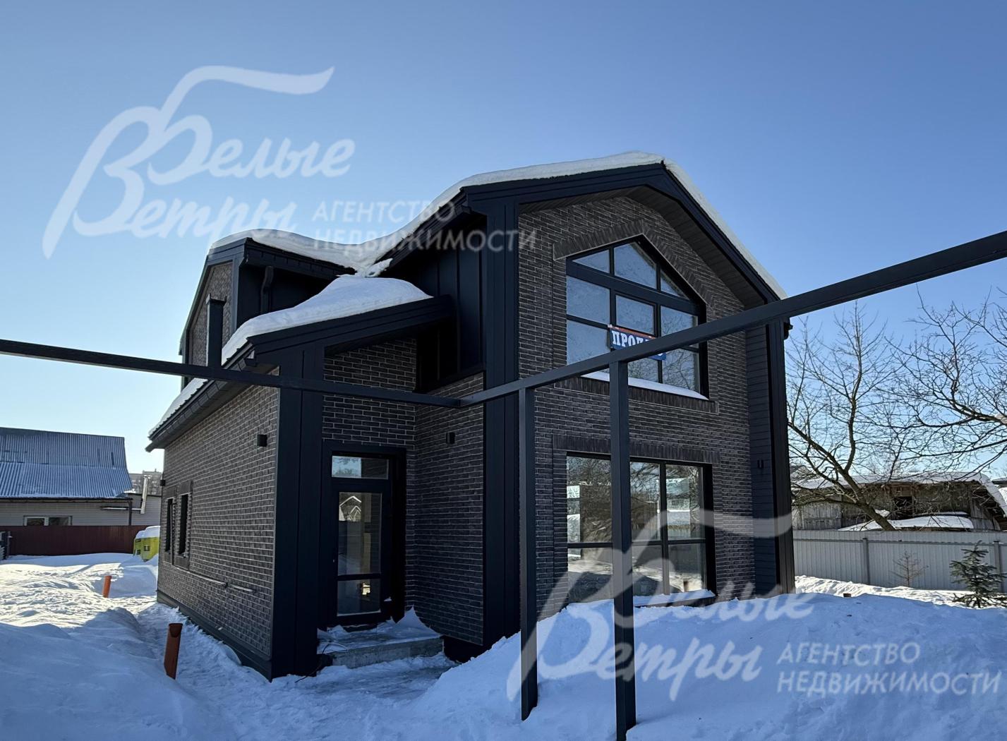 Новый дом в формате white box с современной привлекательной архитектурой в стиле барнхаус