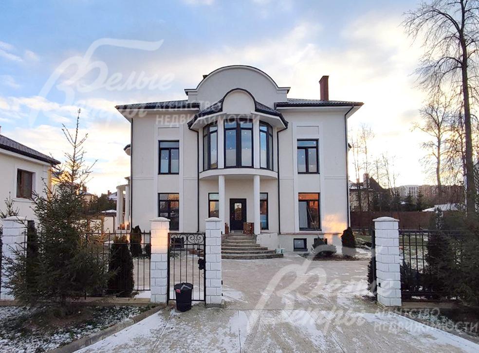 Территория поселка окружена лесным массивом и граничит с рекой Варваркой, где организована прогулочная зона